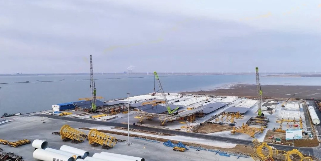 中联重科起重机护航国内首个百万千瓦级海上光伏项目入海